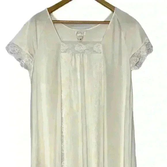 LeVoy’s Vintage Lingerie Gown - Picture 2 of 9